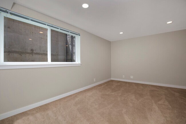 Building Photo - 1518 5th Ave W