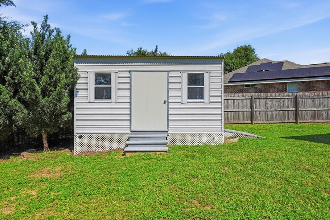Building Photo - "Charming Pet Friendly 4-Bed Oasis in South Crestview with $500.00 Off First Full Months Rent!"