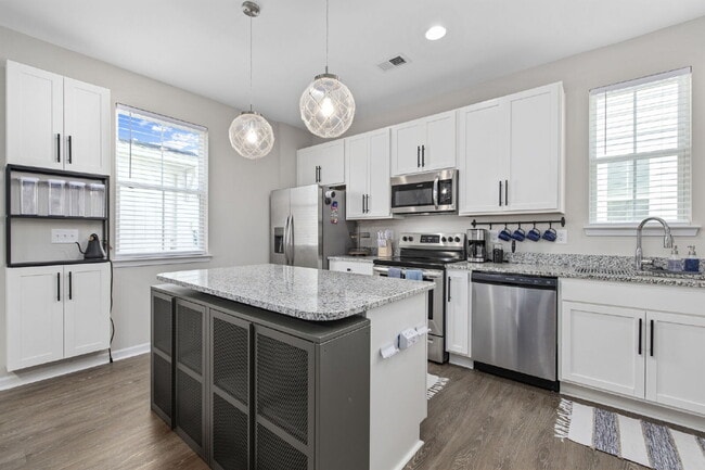 Building Photo - Fully Furnished Home in The Parks