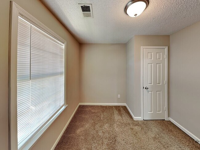 Building Photo - 5913 Sycamore Manor Cove