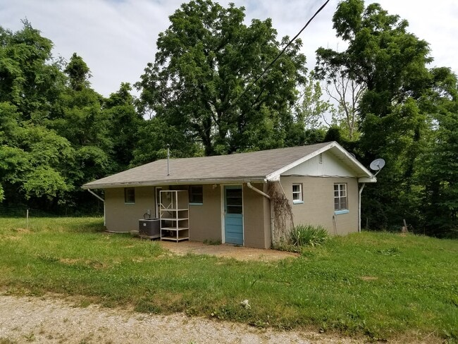 Building Photo - ***2 bedroom, 1 bath house Available July 2026!***