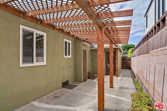 Building Photo - 3542 Greenwood Ave