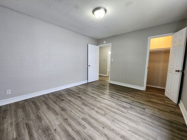 Building Photo - Spacious 2-Bedroom, 1-Bathroom Home AVAILABLE NOW!!
