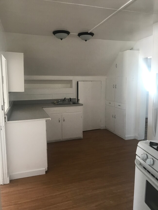 Building Photo - 1 Bedroom, 1 Bathroom Upstairs Apartment -...