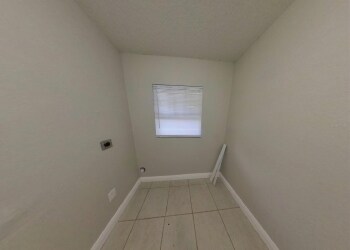 Building Photo - 210 N Lone Oak Dr