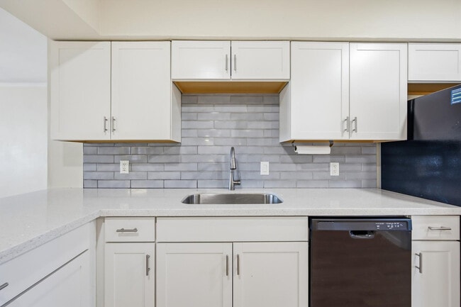 Building Photo - 2421 W Anderson Ave