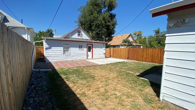 Building Photo - Recently Renovated 2 Bed 1.5 Bath Single F...