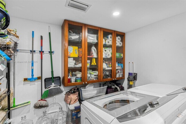 Building Photo - 6830 SW 69th Ave