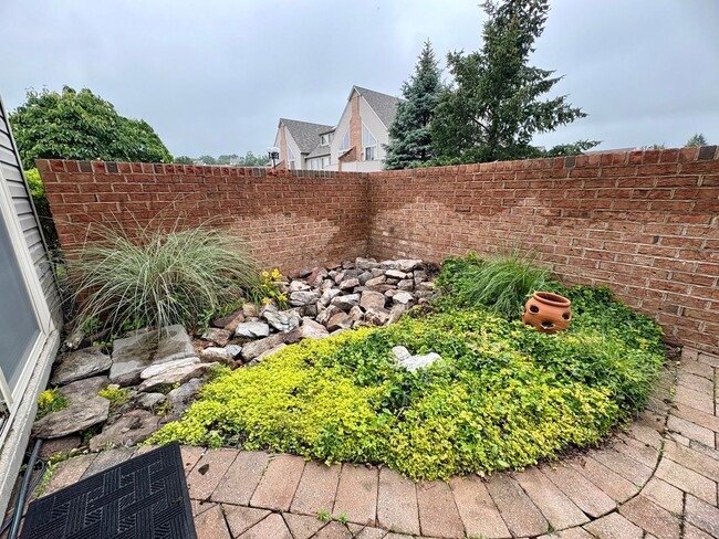 Building Photo - 2 Bedroom 2 Bathroom in Woodland View Harr...