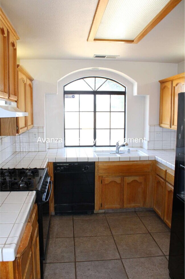 Building Photo - 4 Bedroom/2 Bath Home in Clovis  (Herndon and Armstrong)