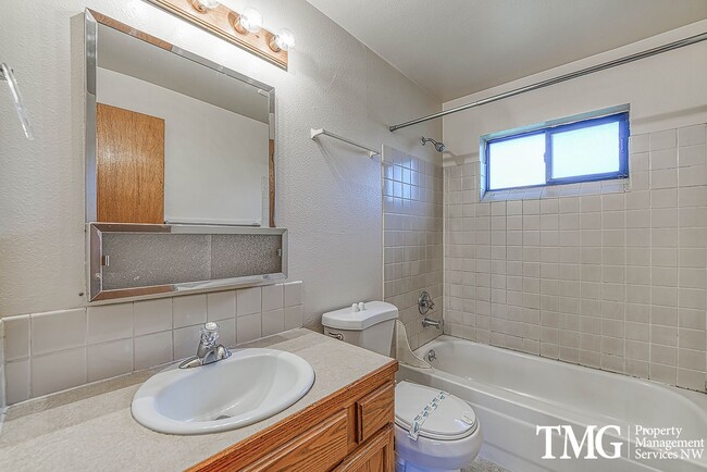 Building Photo - Classical Cute Duplex w/ 2 Bed 1 Bath in Washougal!