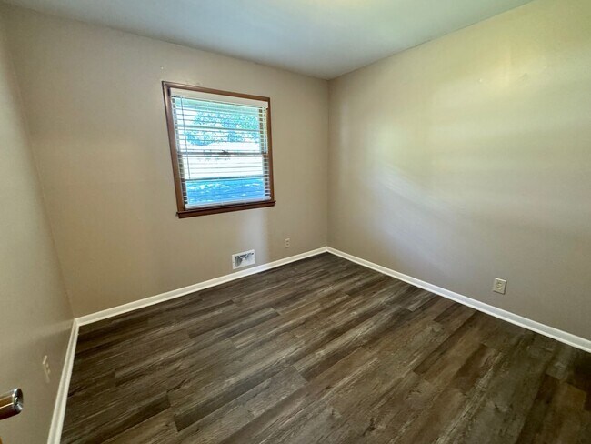 Building Photo - Spacious, Private Retreat in the Heart of the City