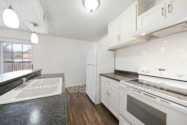 Building Photo - 505 Oasis St