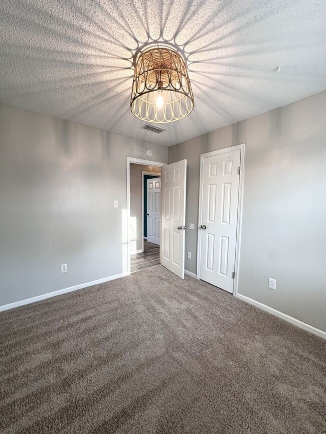 Building Photo - Eclectic & Charming Updated Ranch