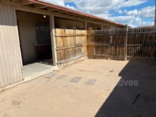 Building Photo - 5764 S Park Ave