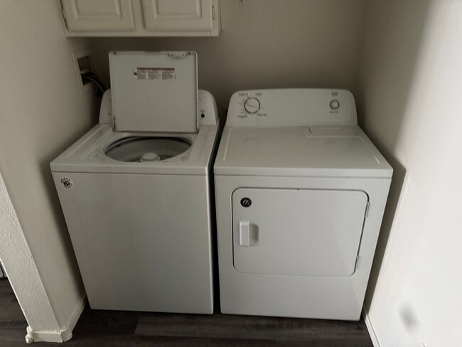 Building Photo - Awesome Three bedroom 2 1/2 townhouse in a gated community