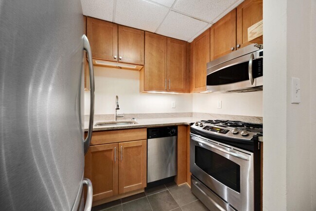 Building Photo - 341 Monmouth St