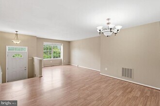 Building Photo - 9571 Tudor Oaks Dr