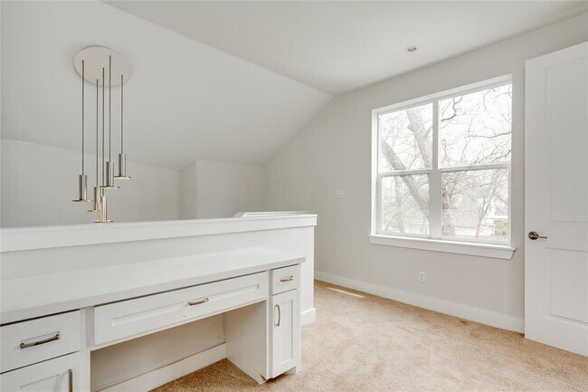 Building Photo - 2005 Bluebonnet Ln