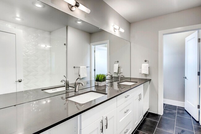 Master Bathroom - 2924 S Delaware St