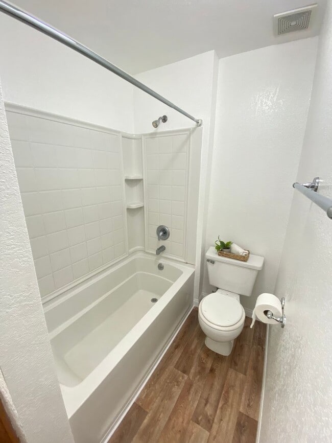 Building Photo - Advent - Top Floor Large, Bright & Spaciou...