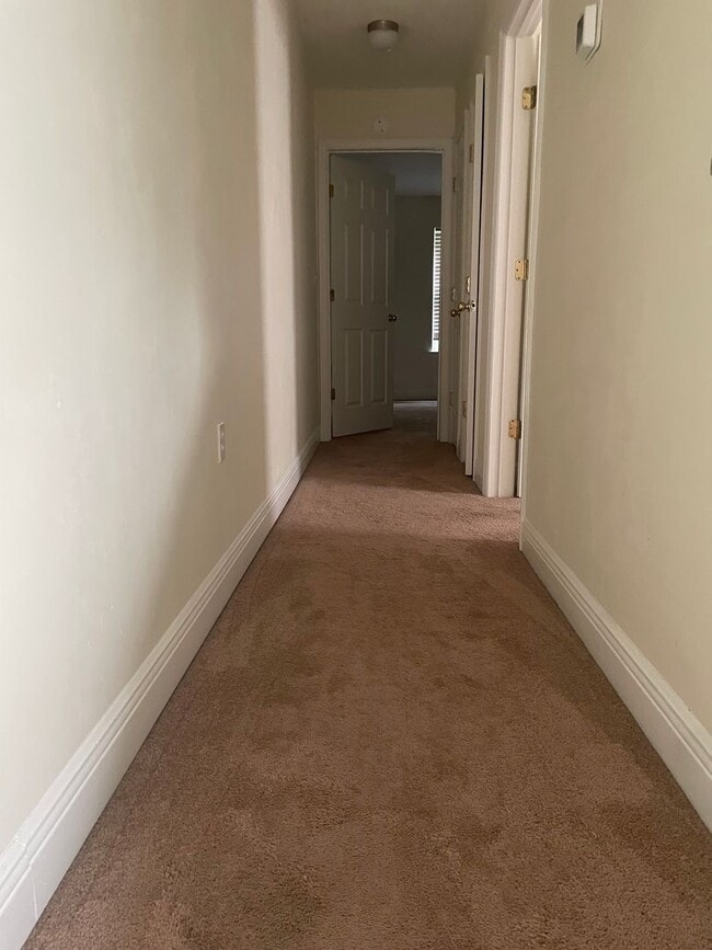 Building Photo - 3/3 town home only 1450$!