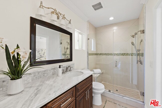 Building Photo - 1114 S La Peer Dr