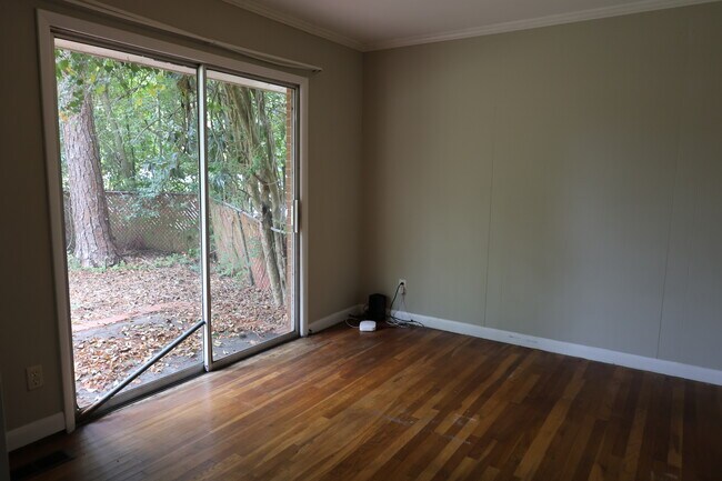 Building Photo - 104 Catherine Ave