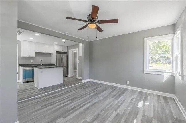 Building Photo - Updated 2/1 in Independence