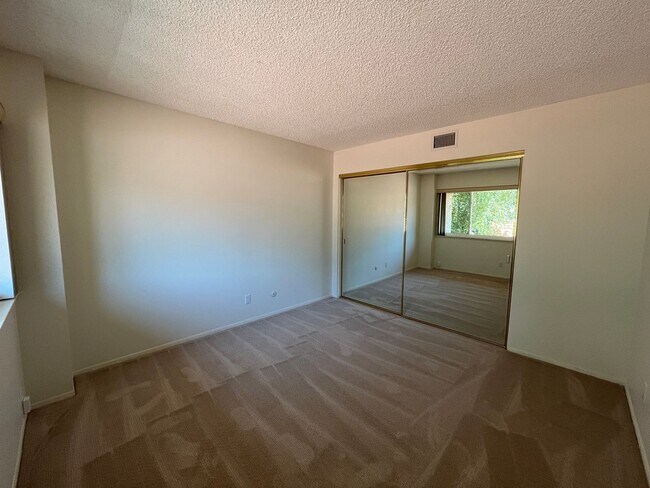 Building Photo - Westlake Village 4+2.5 w/pool, spa, green belt + lake access!