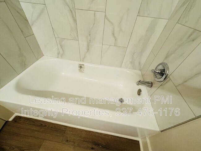 Building Photo - 136 Greentree Dr