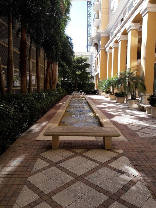Building Photo - DOWNTOWN SARASOTA ANNUAL TURNKEY FURNISHED...