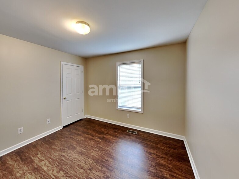 Building Photo - 2058 Queensbury Dr