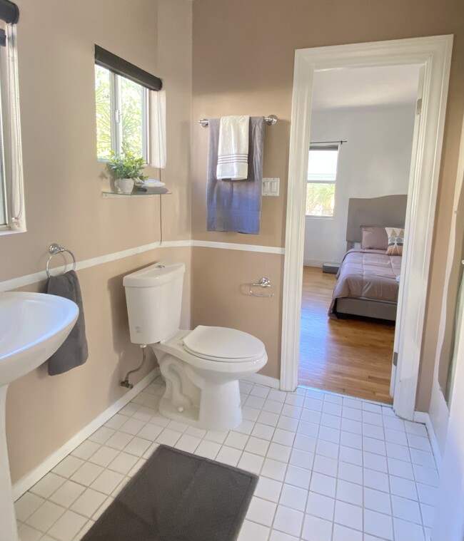 Jack N Jill bathroom adjacent to 3rd bedroom - 1350 Curson S Ave