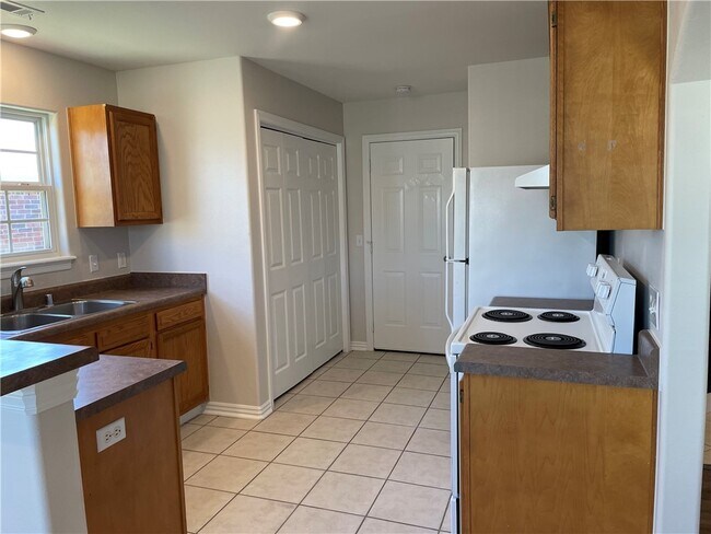 Building Photo - 3704 SW Moline Ave