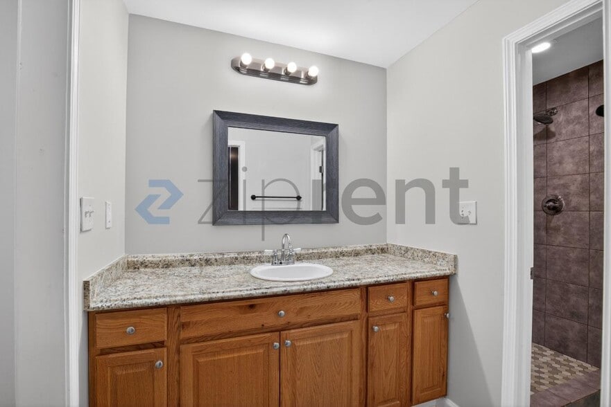 Building Photo - 3575 Oakvale Rd