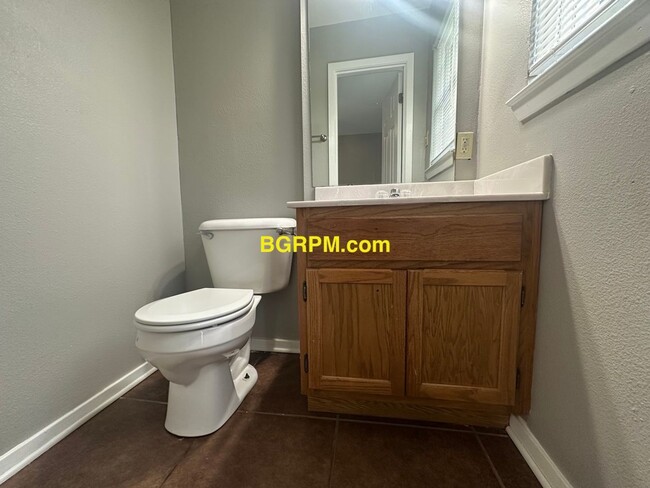 Building Photo - 3 BD, 1 1/2 BA, Home in Jacksonville