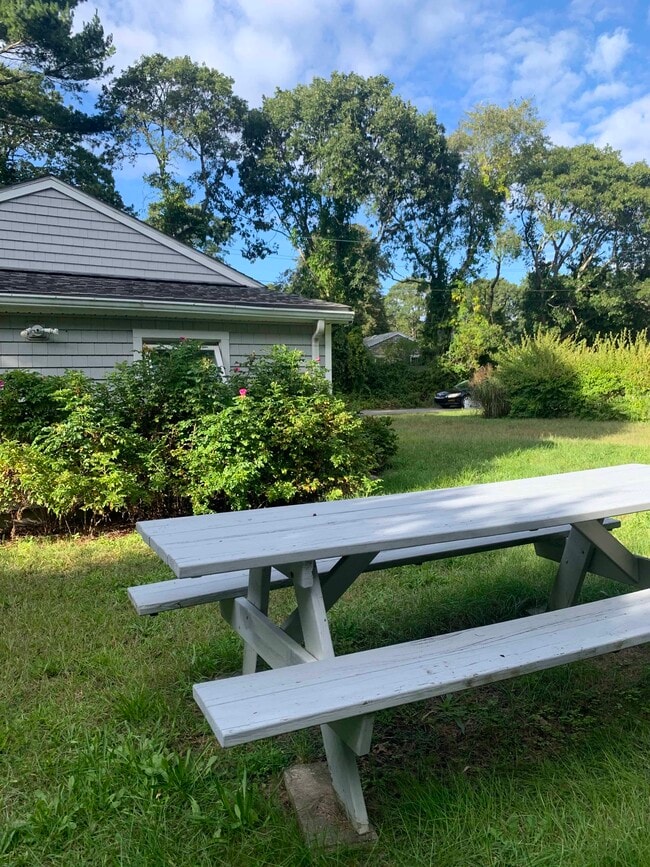 Quiet backyard picnic table - 11 W View Ln