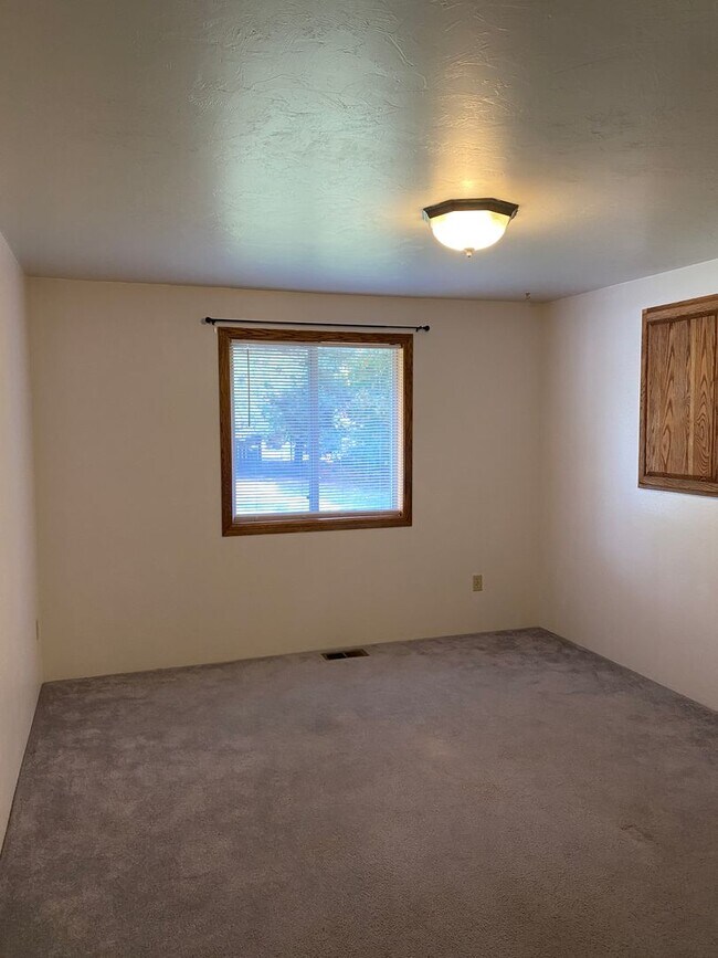 Building Photo - Large Home for Rent on Airway Dr, Beautiful Backyard Views!