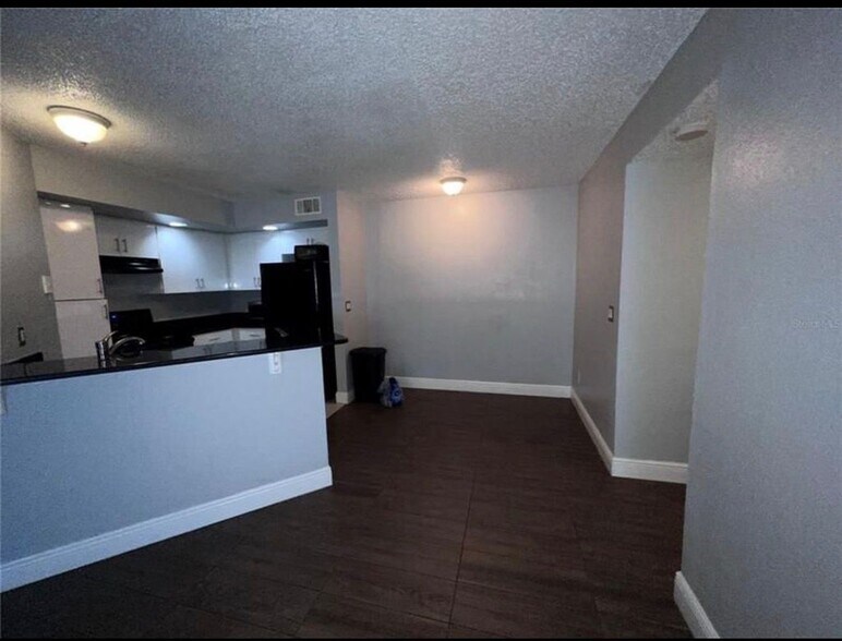 Kitchen and didning - 4658 Commander Dr