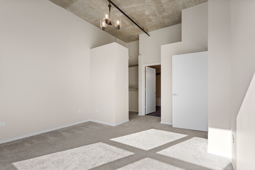 Building Photo - 933 W Van Buren St