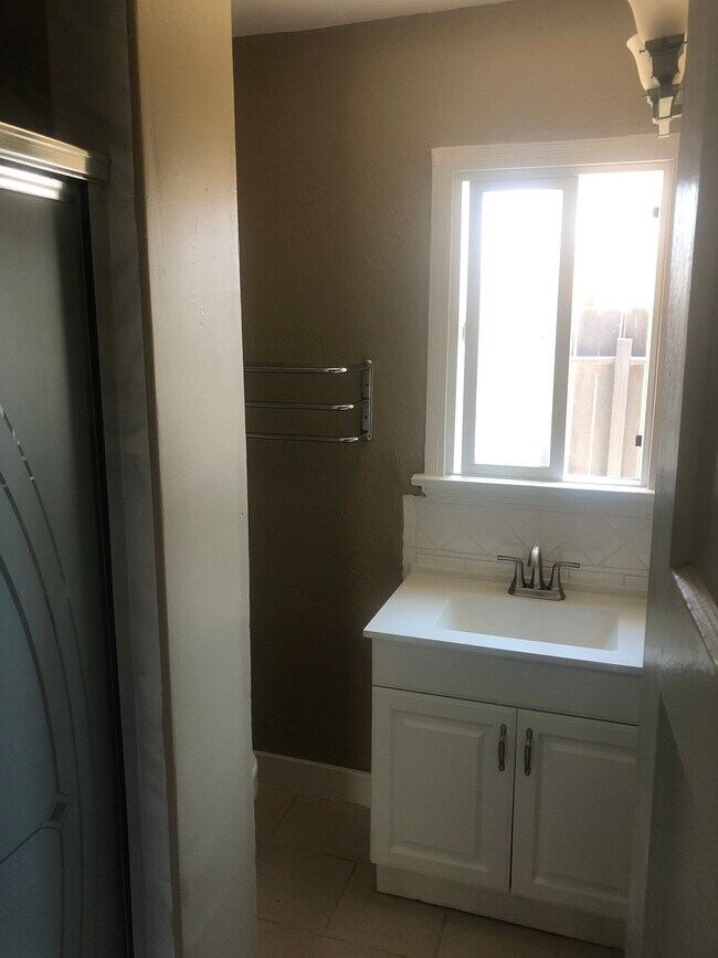 bath2 - 1739 N Hollywood Way