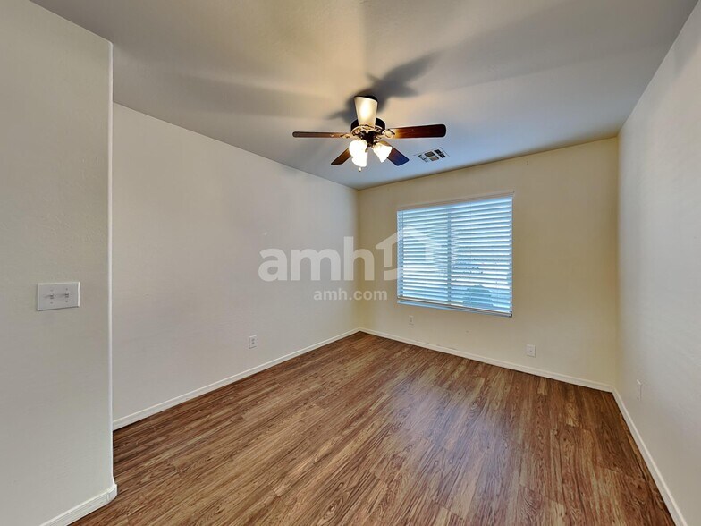 Building Photo - 15827 W Monroe St