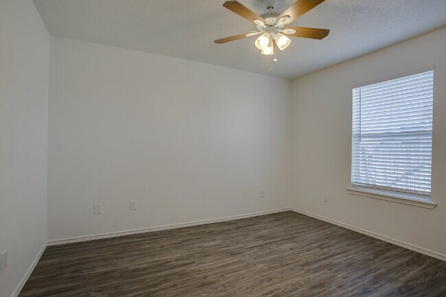 Building Photo - Nicely updated 3/2/2 in Cooper!