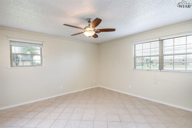 Building Photo - 10 Jo Ann Cir