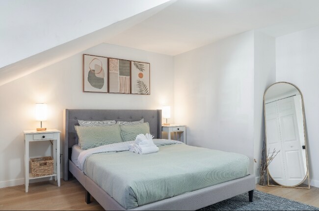 Building Photo - 12 W 52nd St