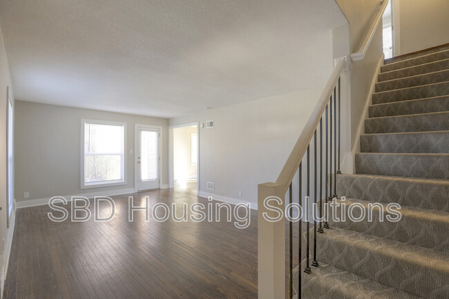 Building Photo - 643 E Meyer Blvd