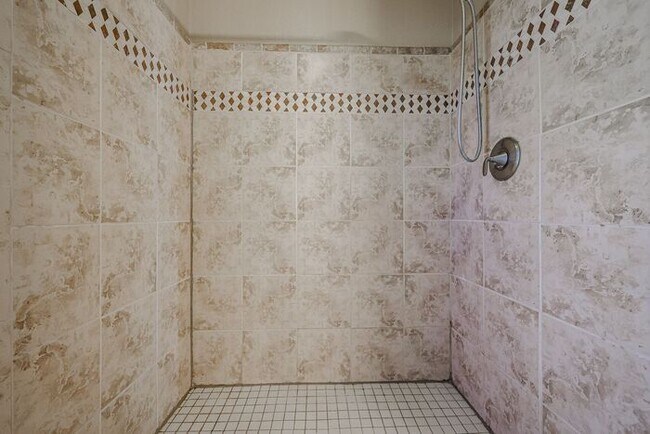 Building Photo - MOVE IN SPECIALS-Stunning 4 BR, 2 BA with ...