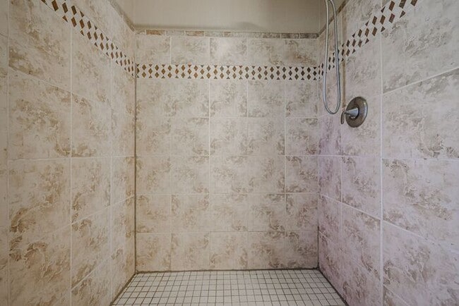 Building Photo - Welcome to this stunning 4 bedroom, 2 bath...