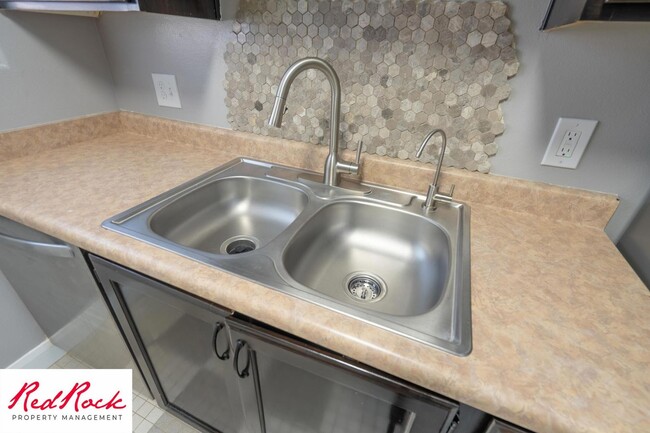 Building Photo - Lovely 2 Bedroom Condo. Pet Friendly!
